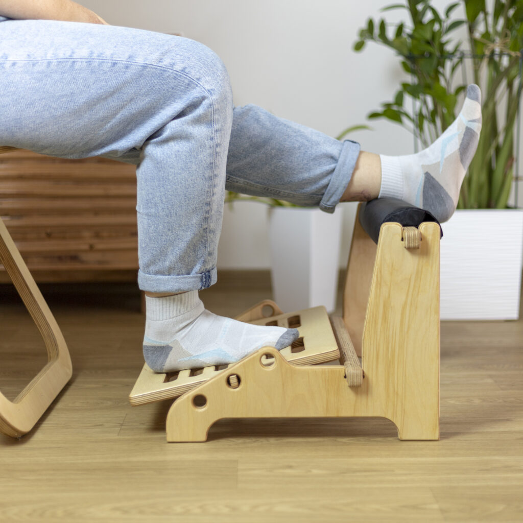 použítí podložky pod nohy při sezení u stolu